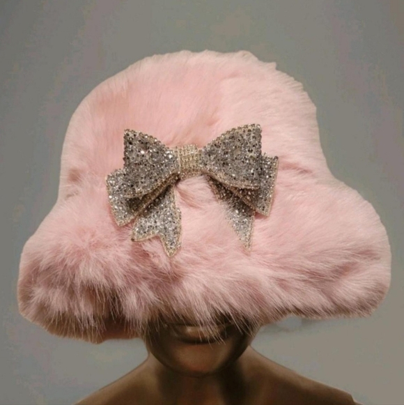 NWT Soft Pink Super Furry Faux Fur Winter Bucket Hat w/ Vtg. Crystal Bow Brooch - Picture 2 of 16
